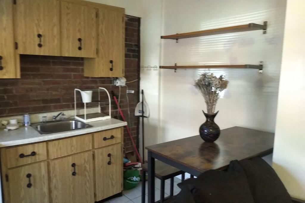 Awesome Cozy 1 Bedroom Coachhouse Торонто Экстерьер фото