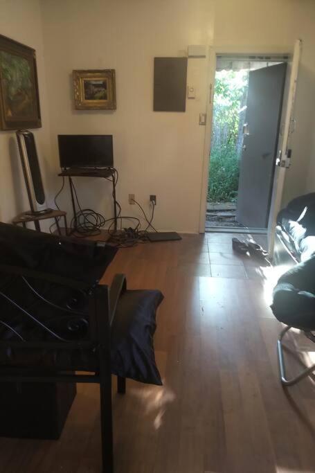 Awesome Cozy 1 Bedroom Coachhouse Торонто Экстерьер фото